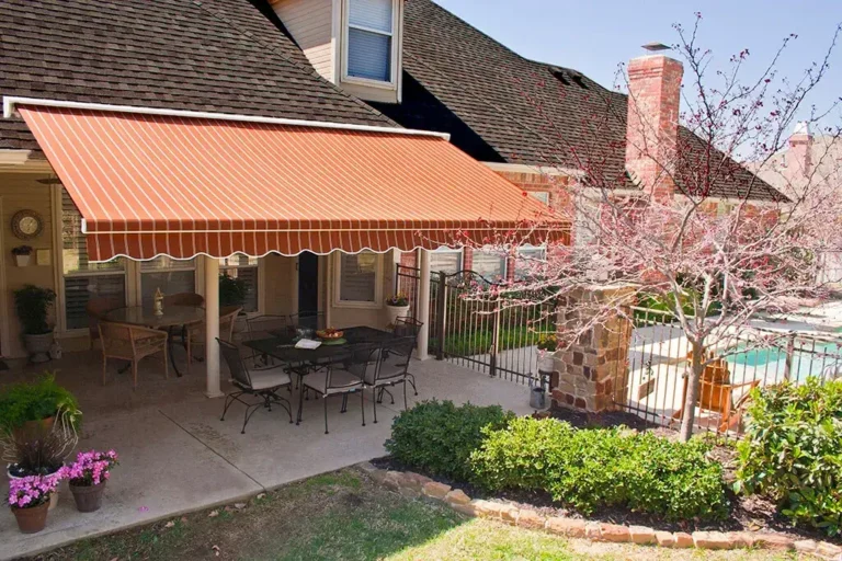 Retractable Awning Rainier Red